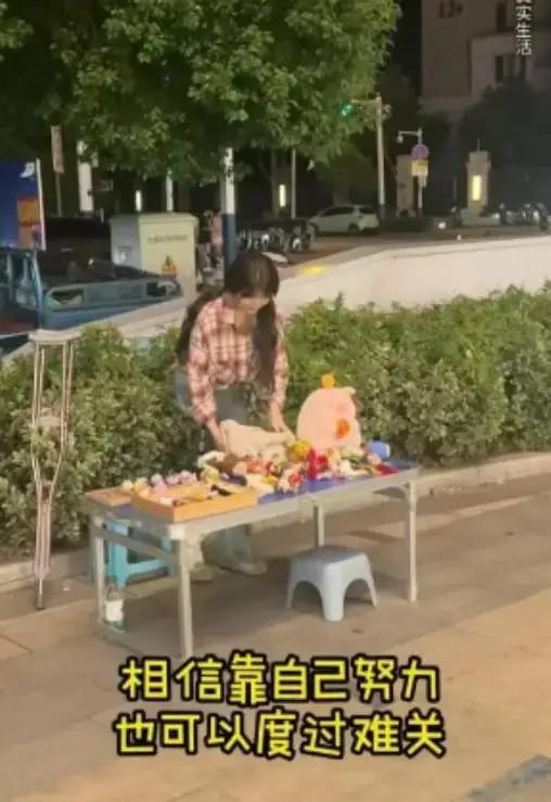 2021年，姑娘患上癌症晚期，被爸妈嫌弃是包袱，跟她切断了所有往来。姑娘为了保命