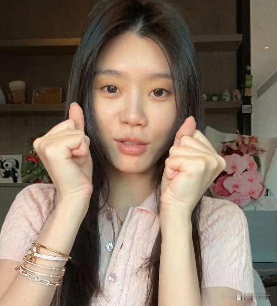 谁看了不惊叹！奚梦瑶素颜出镜，单手叠戴5条钻石手链！[玫瑰][玫瑰][玫瑰]