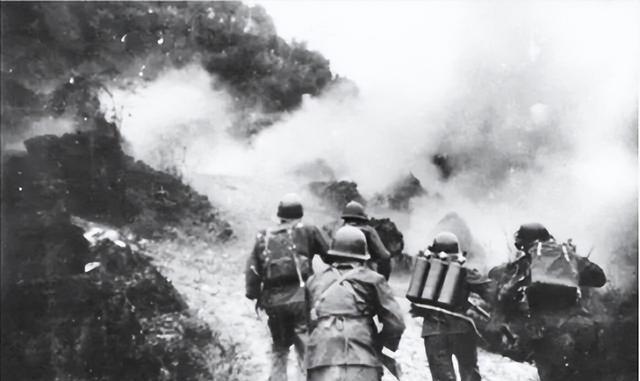 1979年，对越自卫反击战，我军战士将爆破筒塞到越军暗堡，却被越军扔了出来，这时