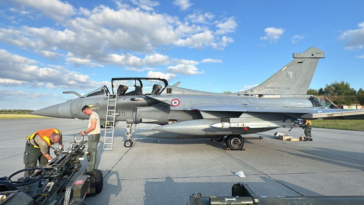 据报道，携带核导弹的法国飞机可能在波兰上空出现，作为军事演习的一部分。
这指的是