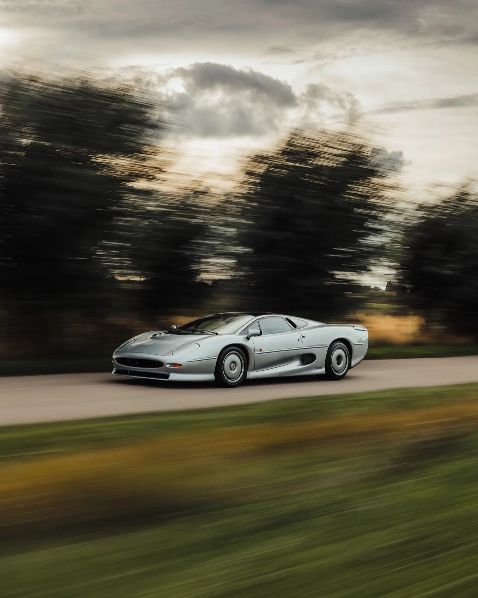 90年代的捷豹超跑，XJ220。