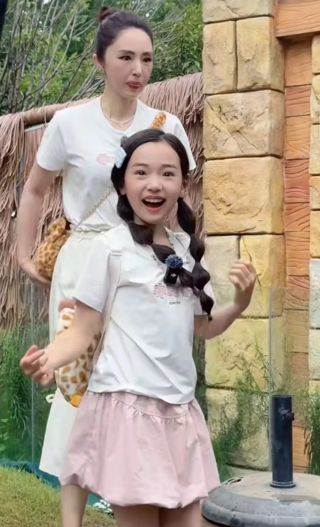董璇小酒窝妈妈基础女儿就不基础同样是星二代，为什么小酒窝就那么受欢迎呢。首先，她