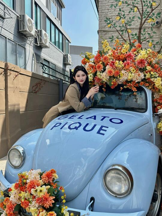 我们又不是很熟 叫我超级无敌大美女就好了