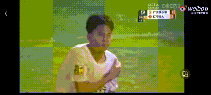 活久见，裁判崔若强居然脚踢辽宁队张家鸣[石化][石化][石化]
中甲第13轮，广