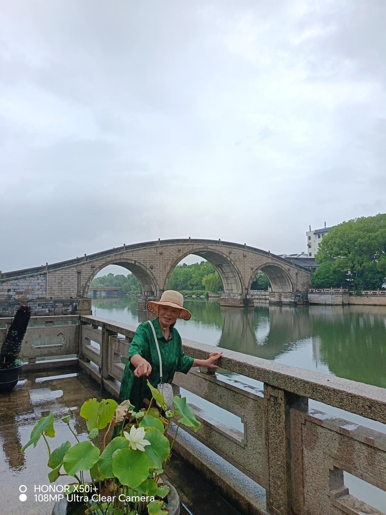 苏州入梅了：一会儿天好一会儿下雨。雨中来到万年桥旁的京杭大运河展示馆，万年桥是从