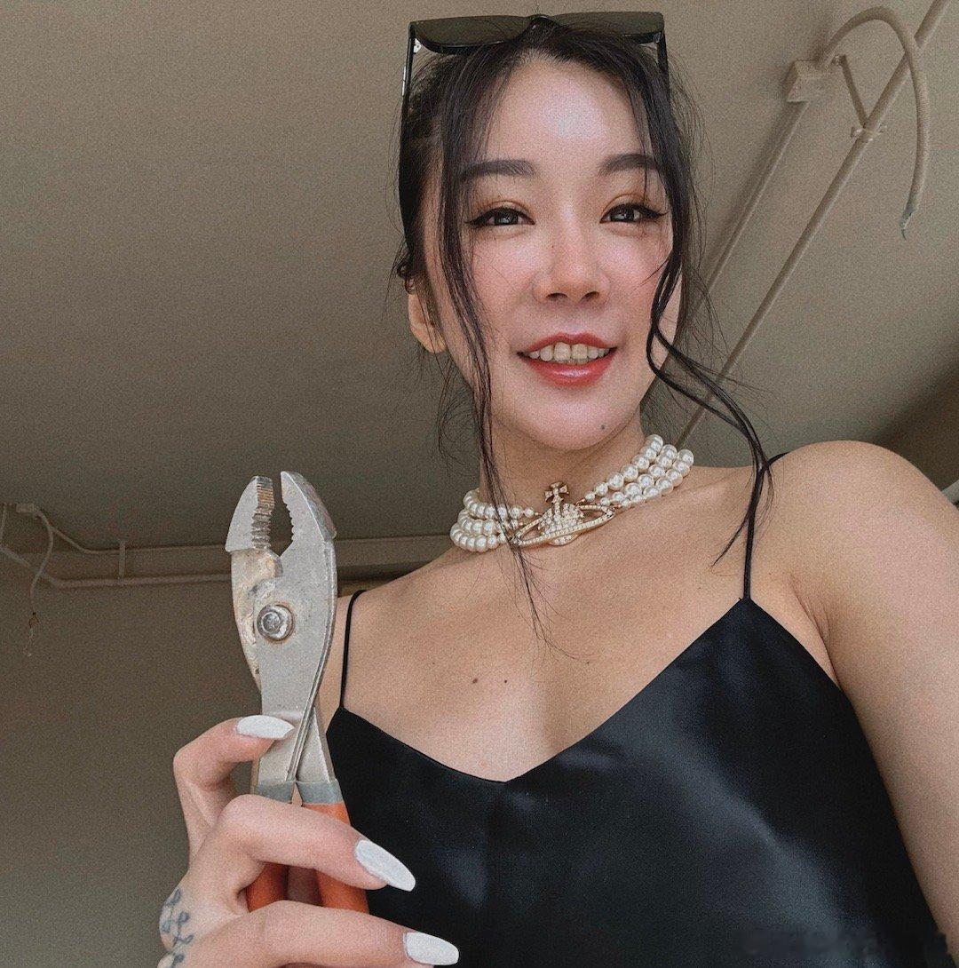 盯师傅给我装修工作室的几天，他刷墙，我装灯，他打钉子，我砌桌子，还要打电话哄暴走