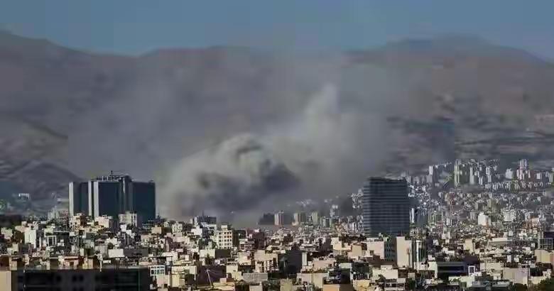 美军B-2炸穿伊朗地下掩体，端掉导弹老巢，伊朗迎来至暗时刻