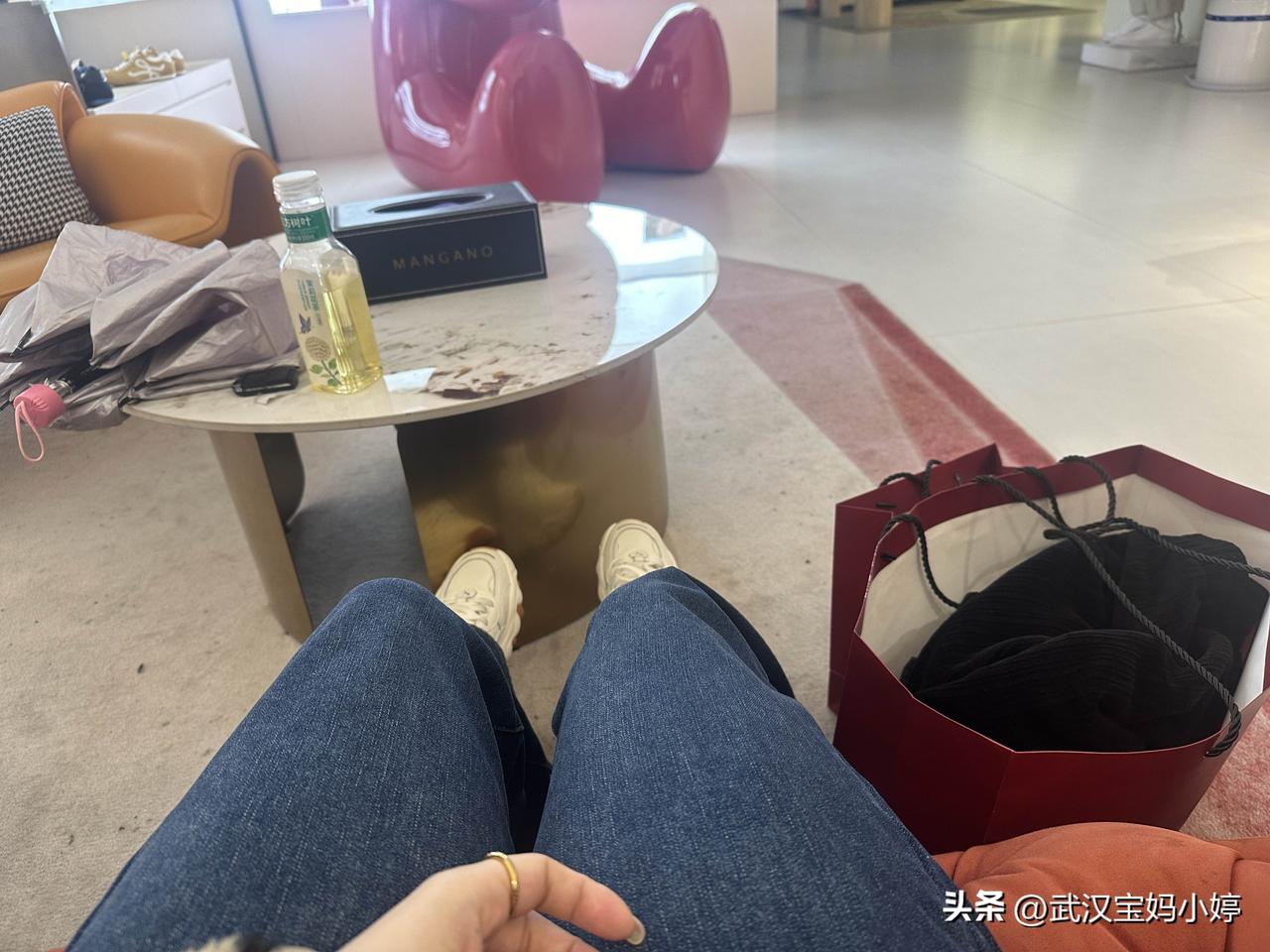 今天在楼上特卖上班，来了在楼下沙发上躺了一下😊我们是九点半之前要到打卡，楼上是