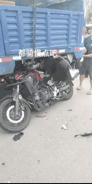 哇，太吓人了吧？这个骑摩托车的， 他是怎么进去货车底的？这个开摩托车的男子，开车