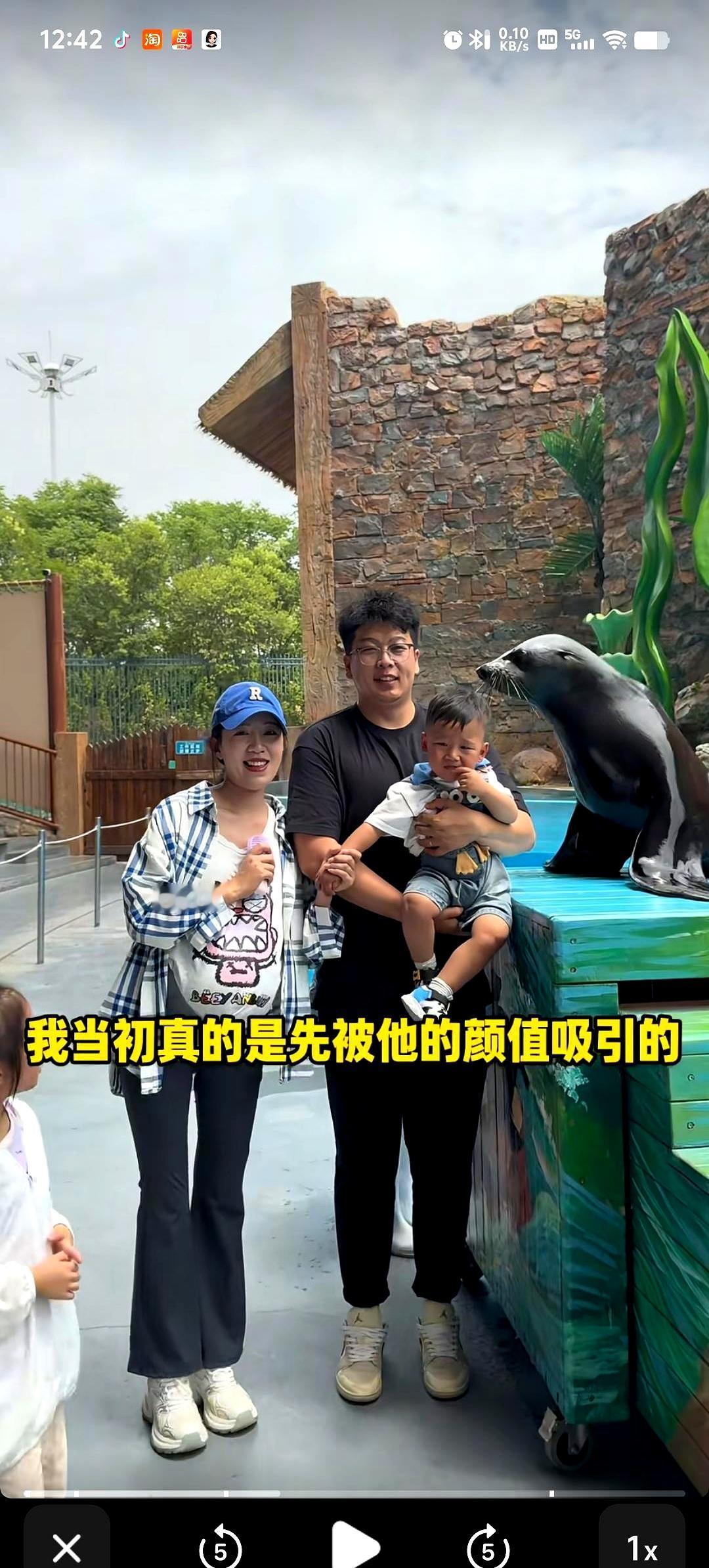 很多人一开始都嘴硬，说感情得看人品。
可真到麦小登这儿，她也没躲过“先看脸”这关