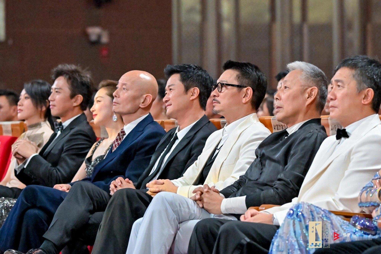 特别不解，周冬雨凭什么坐第一排和葛优邓超等优秀演员平起平坐？ 