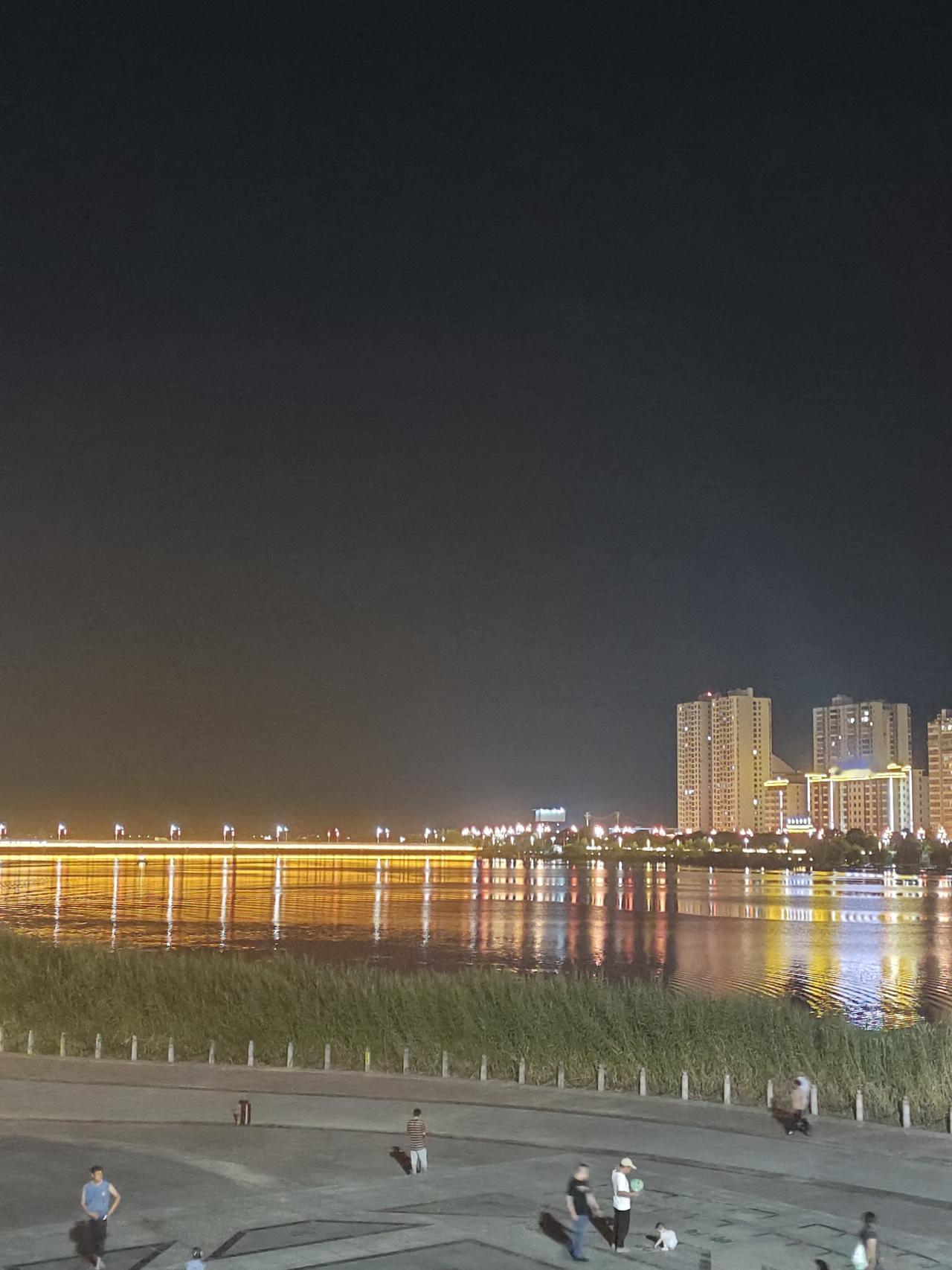 感情慢慢变淡，是常态，还是不适合的信号？
 
很多人在感情里都有过这种恐慌：曾经