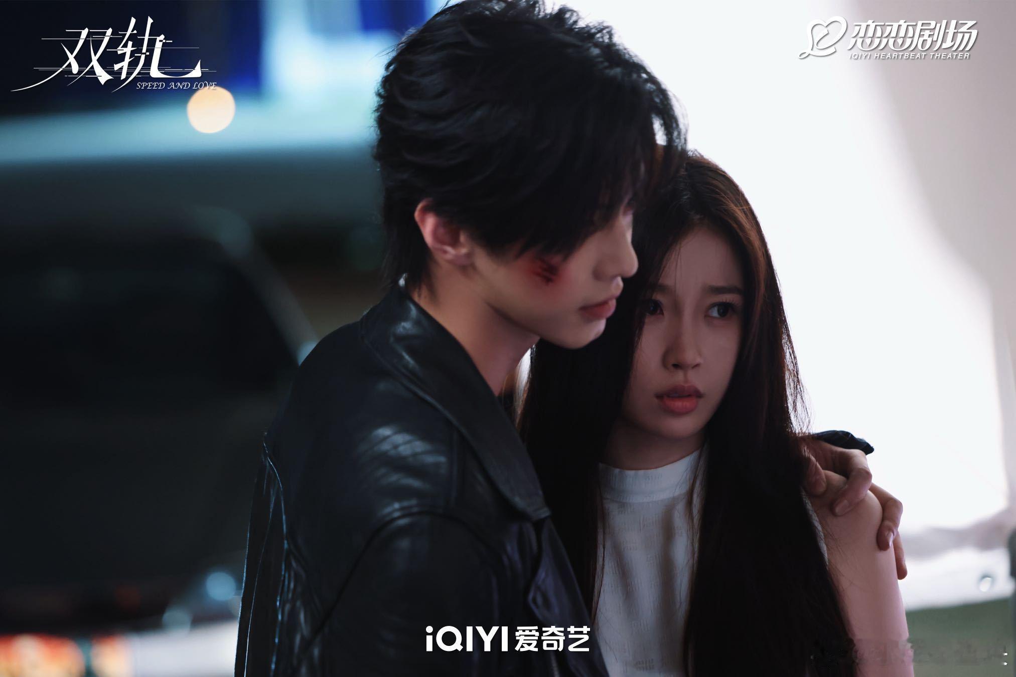 手指碰了一下俩人眼神全乱了 双轨的暧昧细节太绝了！指尖一碰眼神就乱，空气里的甜意