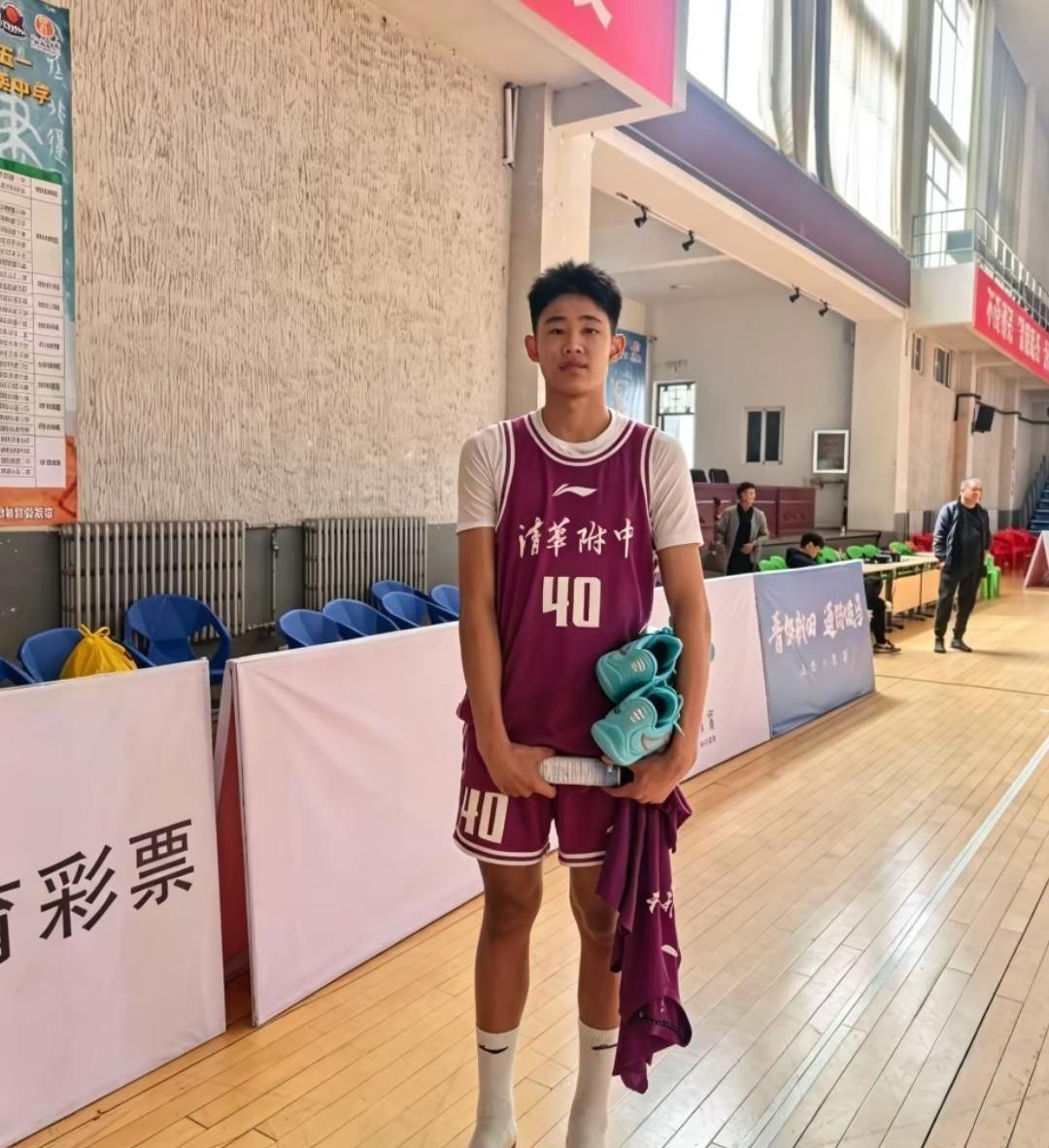 根据了解证实，杜峰儿子杜昆泽正在辽篮青年队训练恢复。虎子在他妈妈姥姥的培养下挺有