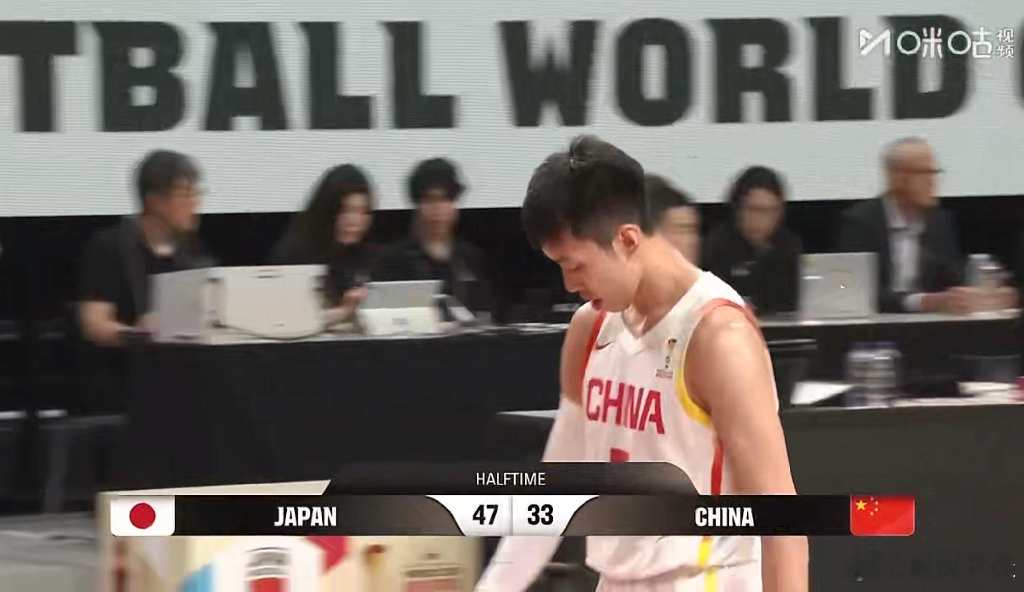 幸亏有三周的集训。要不场上谁也不认识谁 中国男篮半场落后日本14分中国男篮vs日
