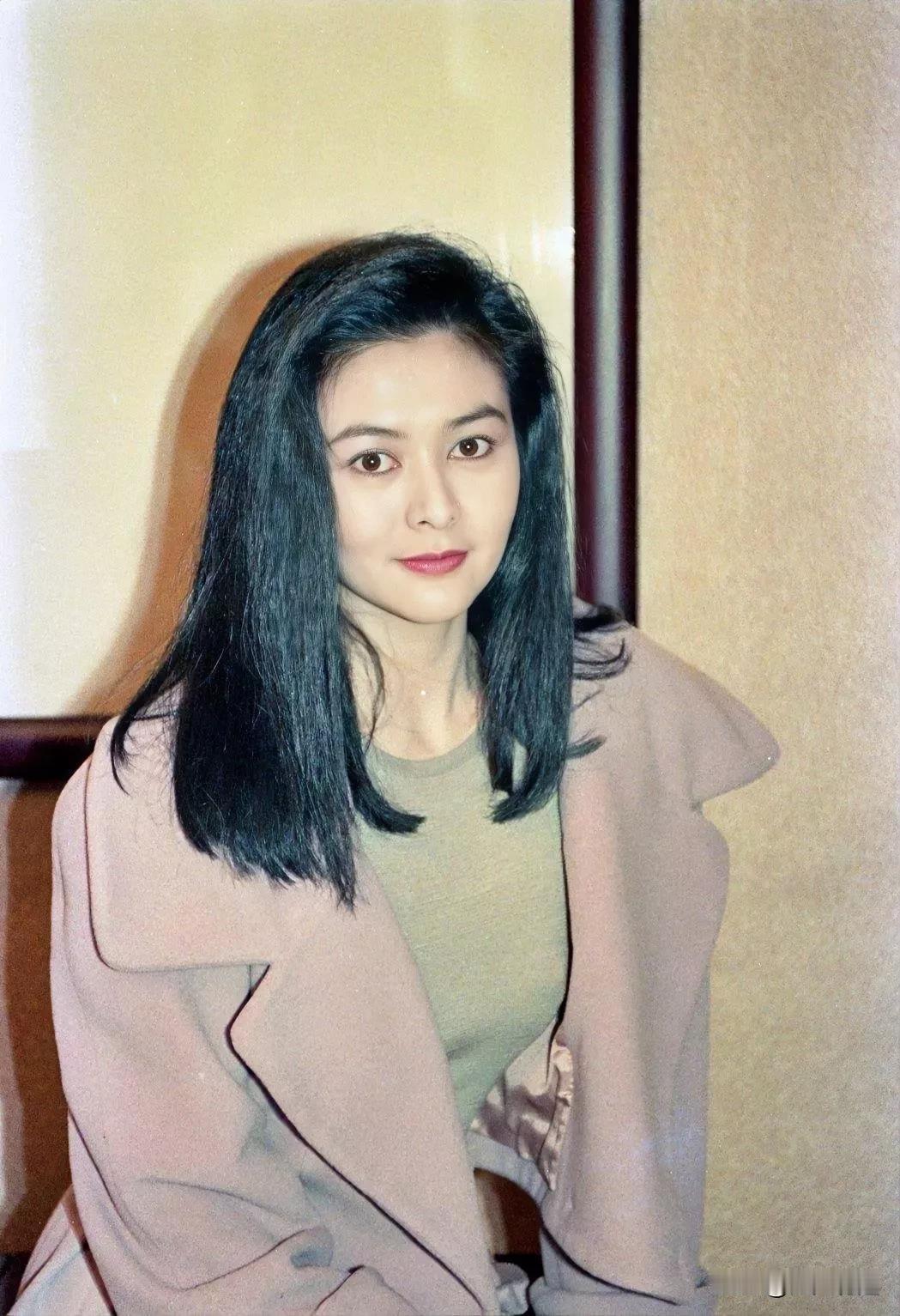 像关之琳这样的绝色大美人，来到这个世间似乎只是用来观赏的。
她一生经历过好几次婚