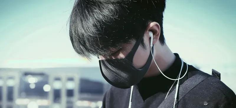 肖战如今名气那叫一个大，但他的演技能支撑起这名气吗？最初肖战以歌手出道，两年都不