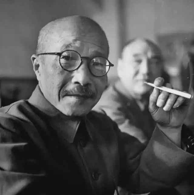 号召全民玉碎，鼓动别人去送死，自己连剖腹的勇气都没有！举枪自戕，不知道直接对脑袋