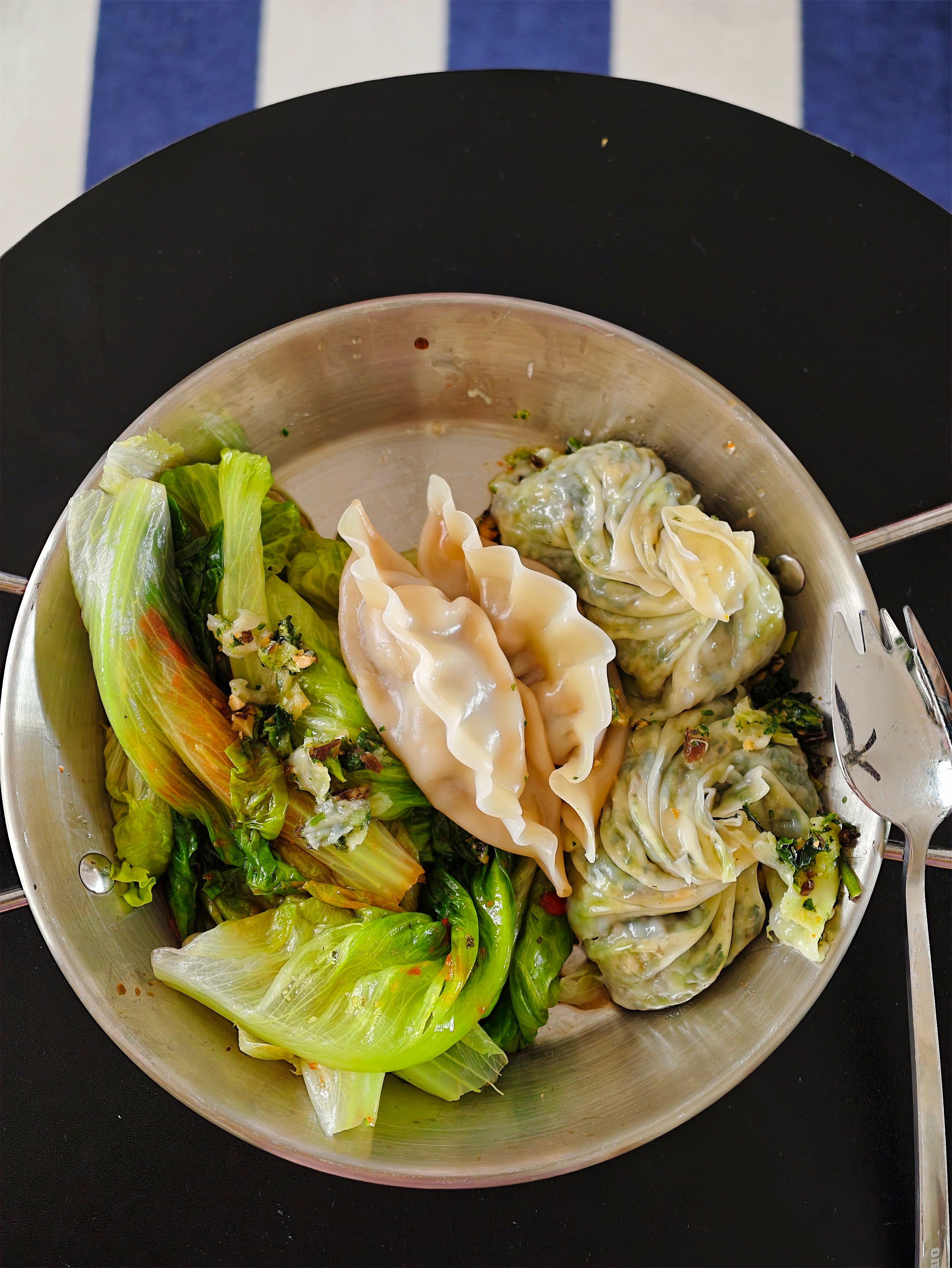 今天的早餐和午餐我忘记了家里还有烘干好的燕麦碎果断开吃，配上酸奶真的无敌了。中饭