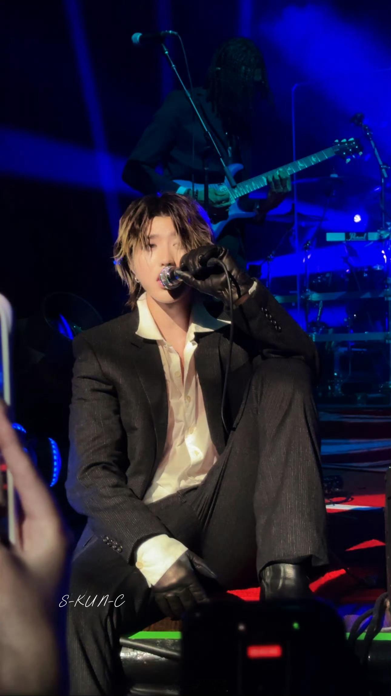 蔡徐坤的衬衫湿透了蔡徐坤衬衫能拧出水这哪是湿身，这是湿身诱惑天花板！衬衫透得我直