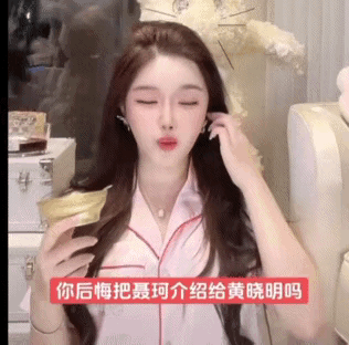 叶珂和叶珂闺蜜孙心娅，不仅长得很像，连说话的动作都一样，喜欢说话的时候撩头发，说