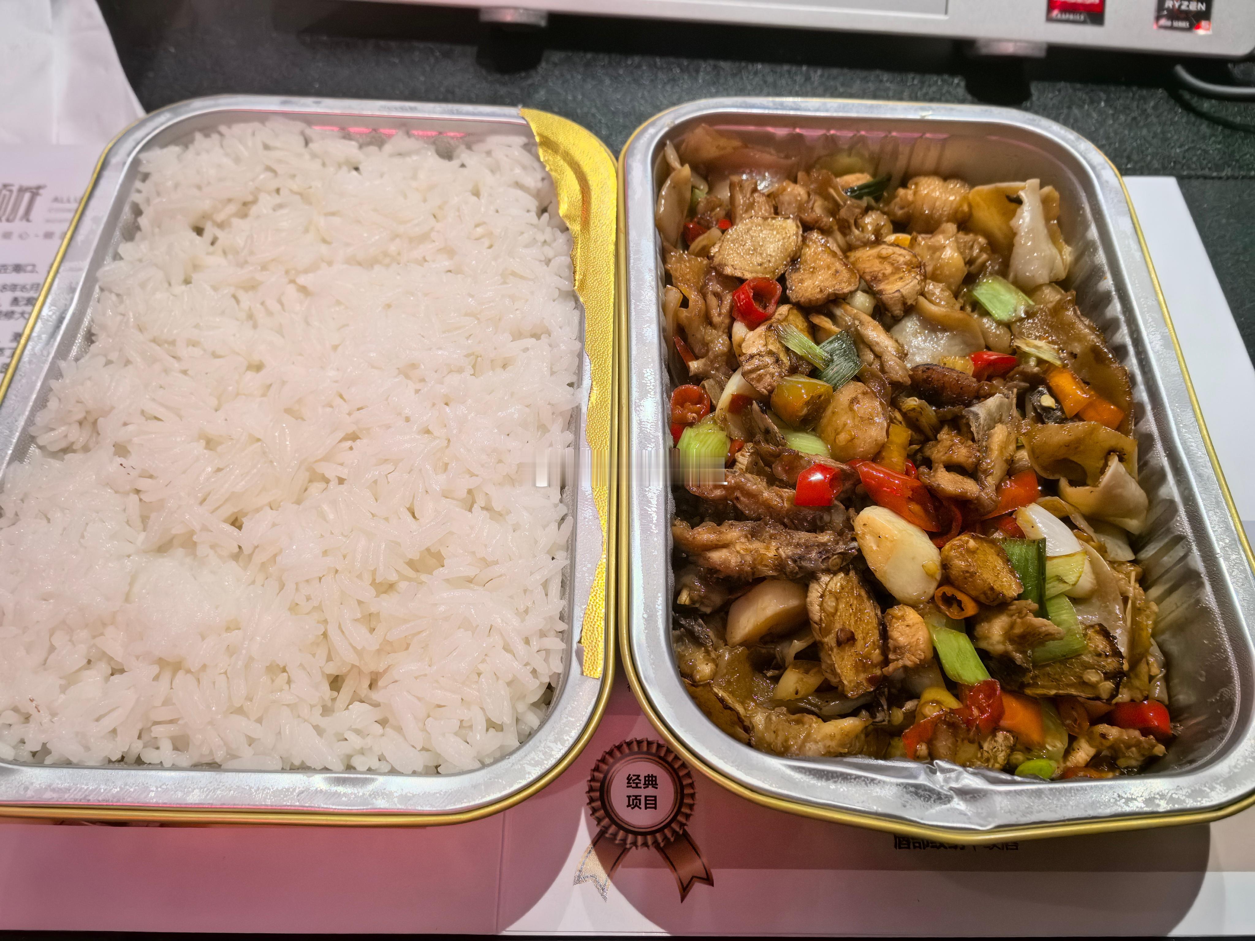 她们现在生意不好周末基本不上班了所以姐姐周末中午都要自己找饭吃了[泪奔] ​​​