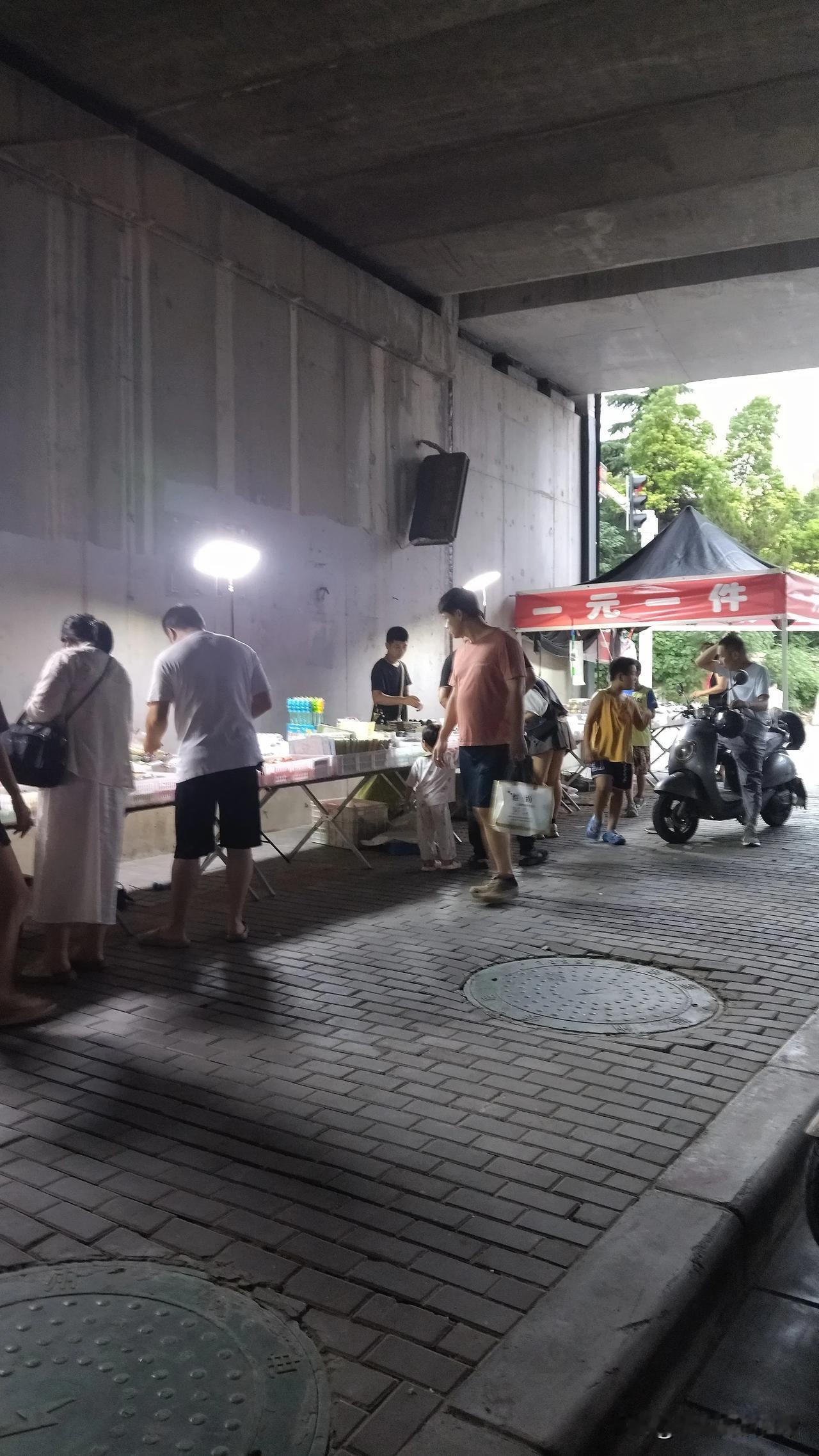 昨晚加班，回家比较晚，路过桥下面的小摊位，一看一元一件还挺便宜的，便走不动了，想