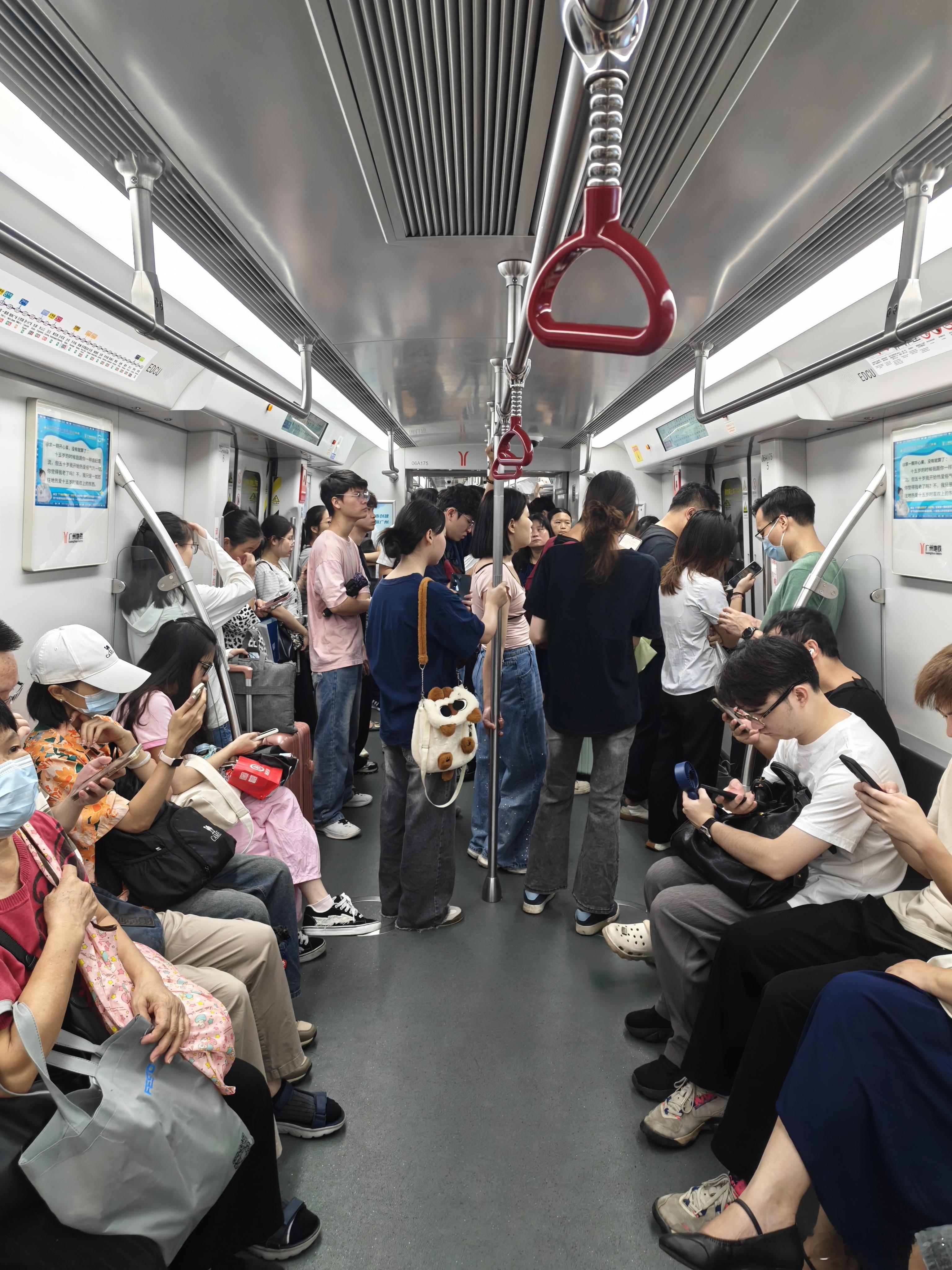 地铁去机场，等龙洞快线开了哥们应该20分钟就到机场了[并不简单] ​​​