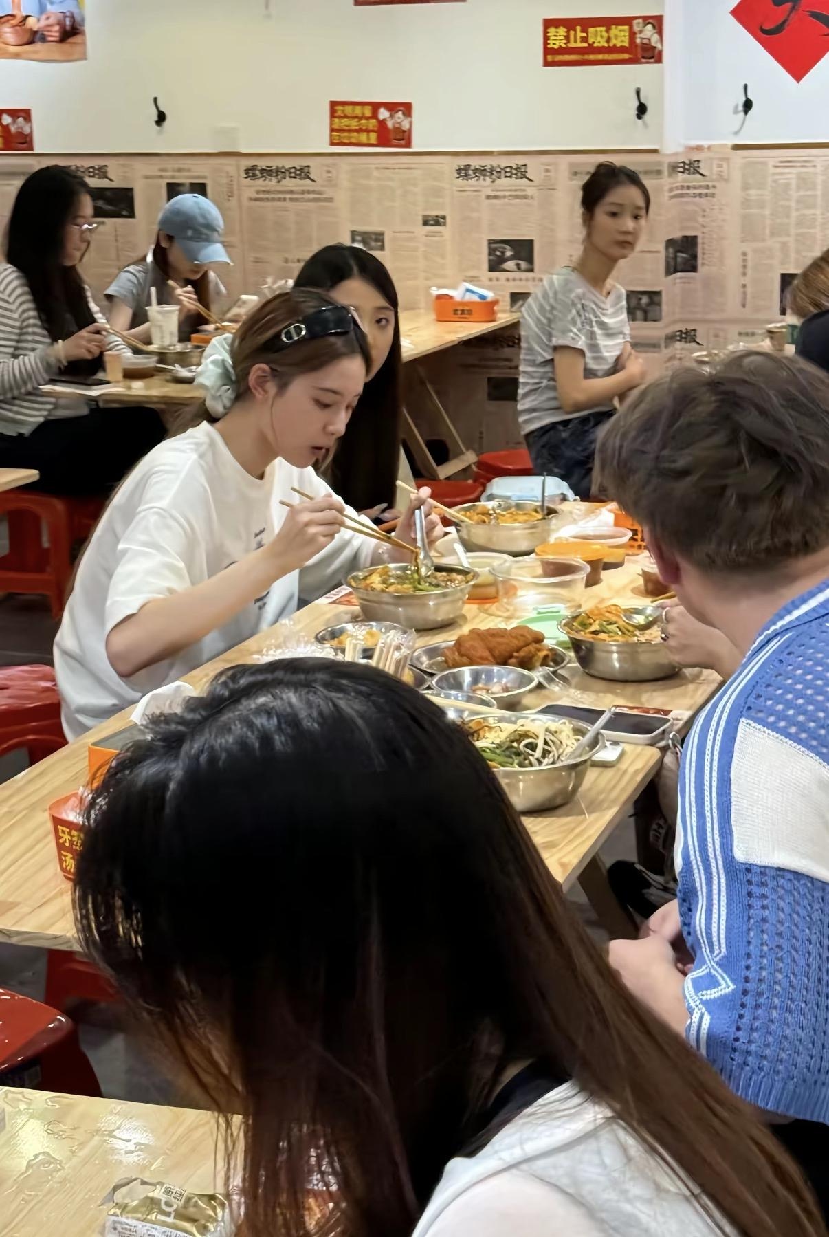 网友线下偶遇徐艺洋店里吃螺蛳粉，感觉她的脸越来越来辨识度了！刚开始官宣的时候都不