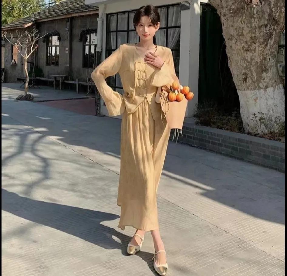 心心念念的新中式国风套装
终于，终于到手了
非常漂亮的一款套装
上衣半身裙的组合
