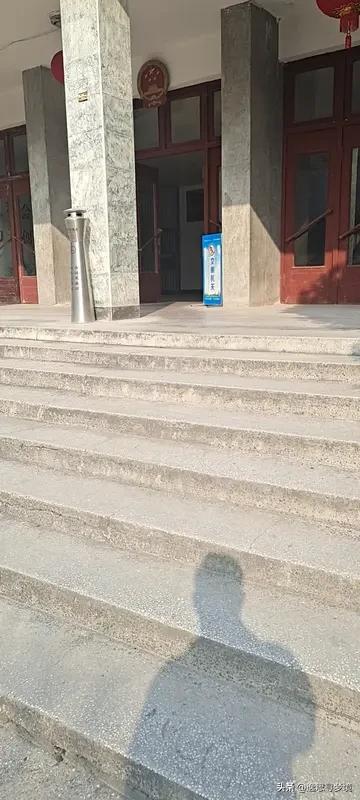 这男子轻信花钱能加速立案，被骗6万，真是让人又气又急。骗子就抓住了他着急立案的心