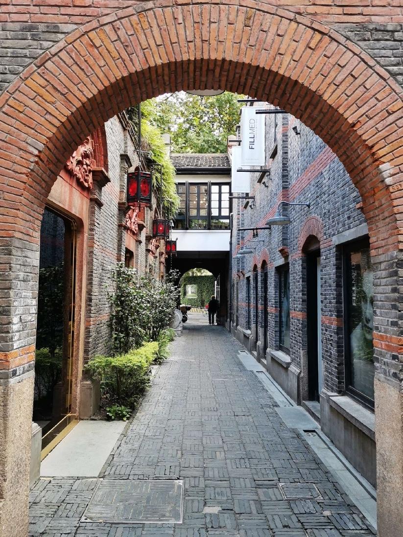 上海为啥爱叫“弄”？一句话说清：弄就是小巷、小胡同，上海特色的小区叫法。
 
弄