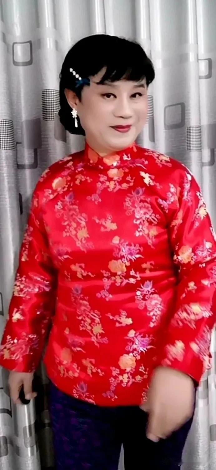 如今的大襟衣服，只有我们这些男人才喜欢穿，但是有时候穿出去又怕别人说闲话，左右为