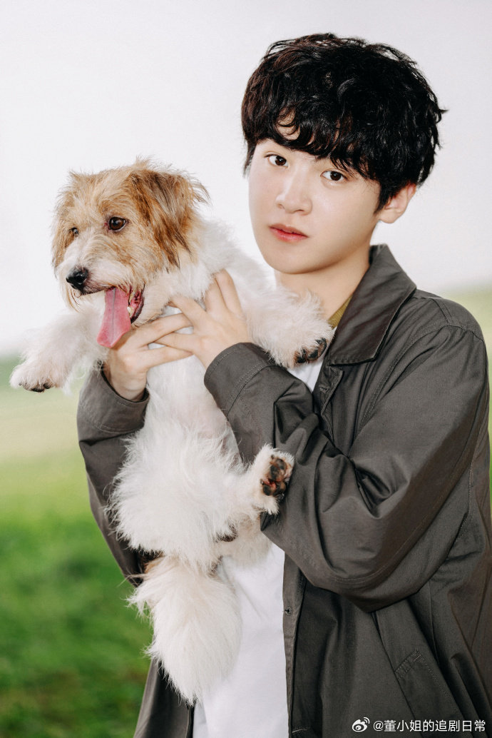 黄明昊黄明昊卷毛小狗抱小狗黄明昊图里面有两只小狗  果然可爱的人只会和可爱的小狗