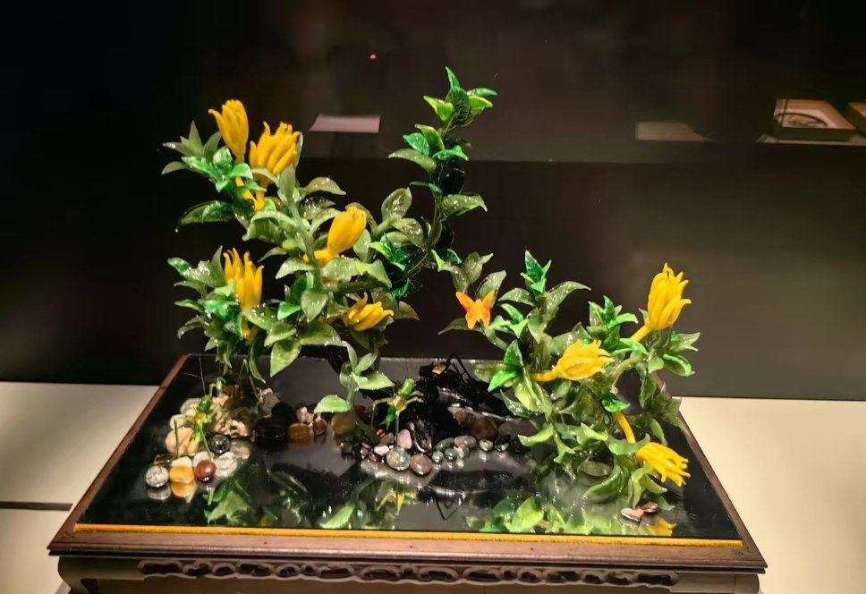 博山琉璃灯工独特技艺，依靠高温软化琉璃，在火焰中实时塑形，人称火里作画，每一件成