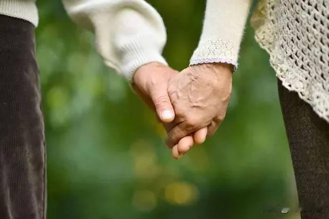 人到六十多岁以后，才慢慢读懂一件事：子女有子女的生活，我们做父母的，千万不要过度