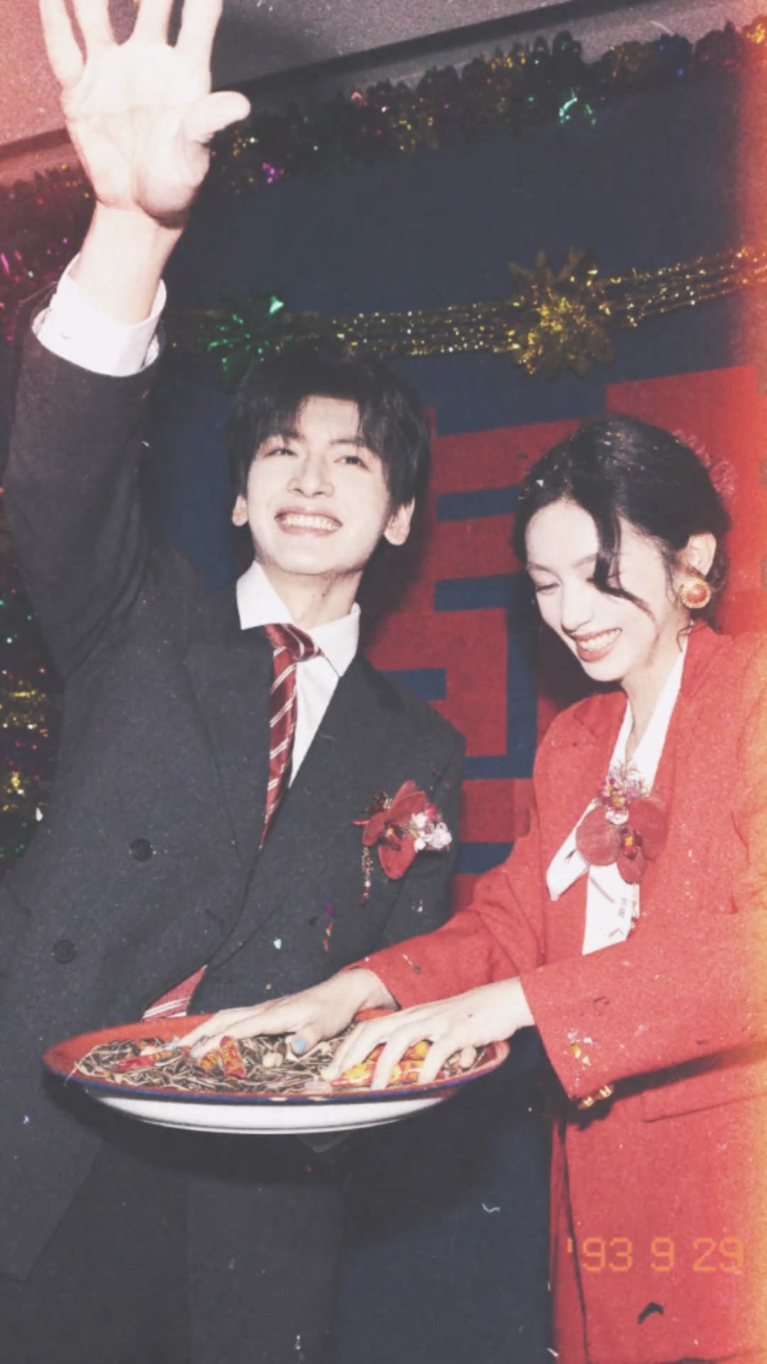 周也翟潇闻复古结婚照周也翟潇闻你好1983结婚照 翟潇闻在《你好1983》剧宣现