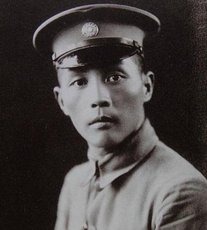 1927年，钱大钧追求欧阳藻丽，但遭到她父亲反对，想不开的钱大钧走在路上，突然掏