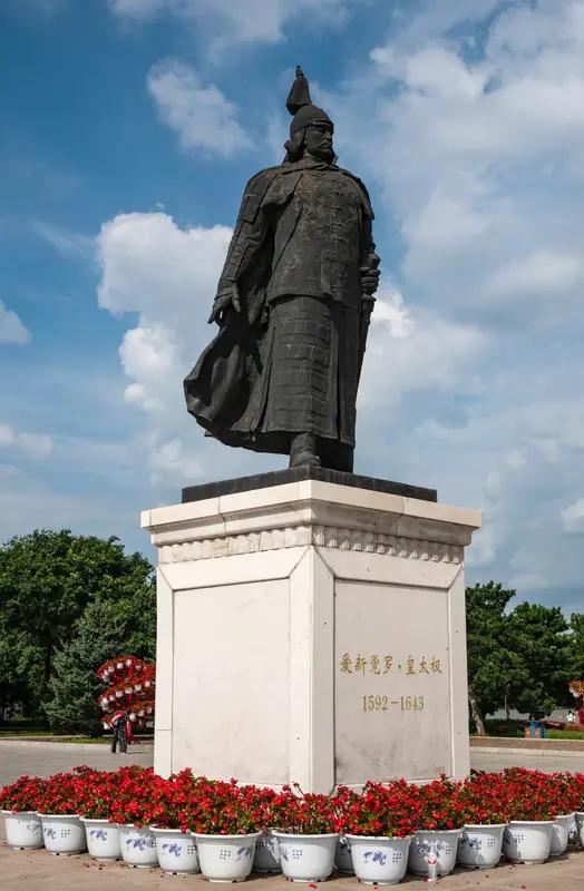 皇太极独宠二婚的海兰珠，这事挺让人费解的。毕竟大玉儿才貌双全，学识渊博，还能在政