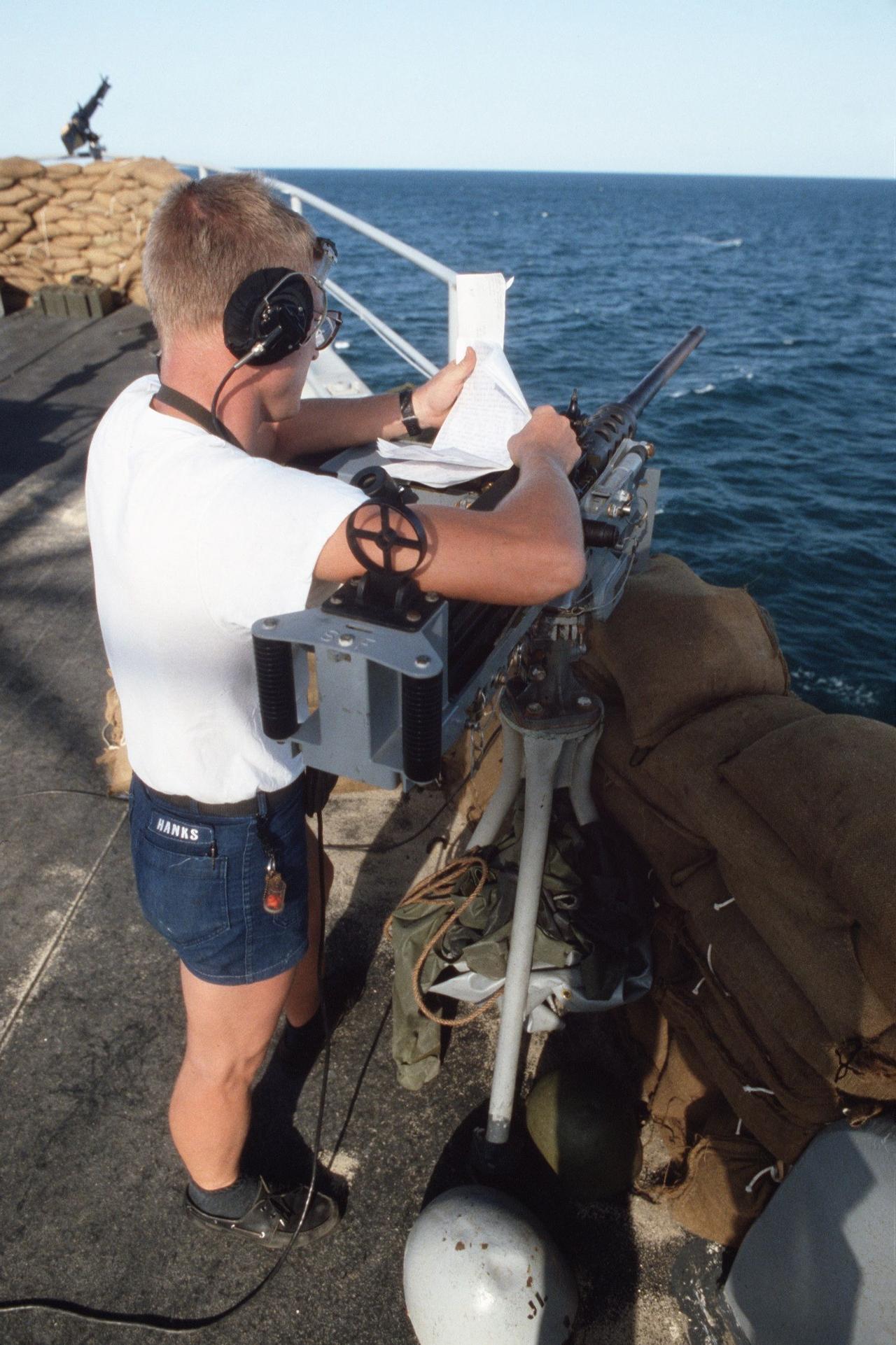 II型无线电头盔就放在脚边的甲板上，穿着80年代经典的牛仔布短裤和Eastlan