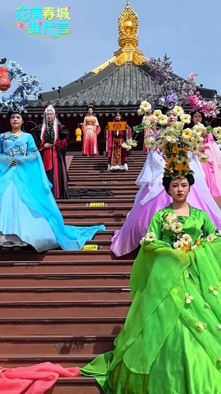 花满春城我代言，花仙子奉旨献美。
洛阳明堂天堂景区花朝氛围拉满。
种花接旨，这是