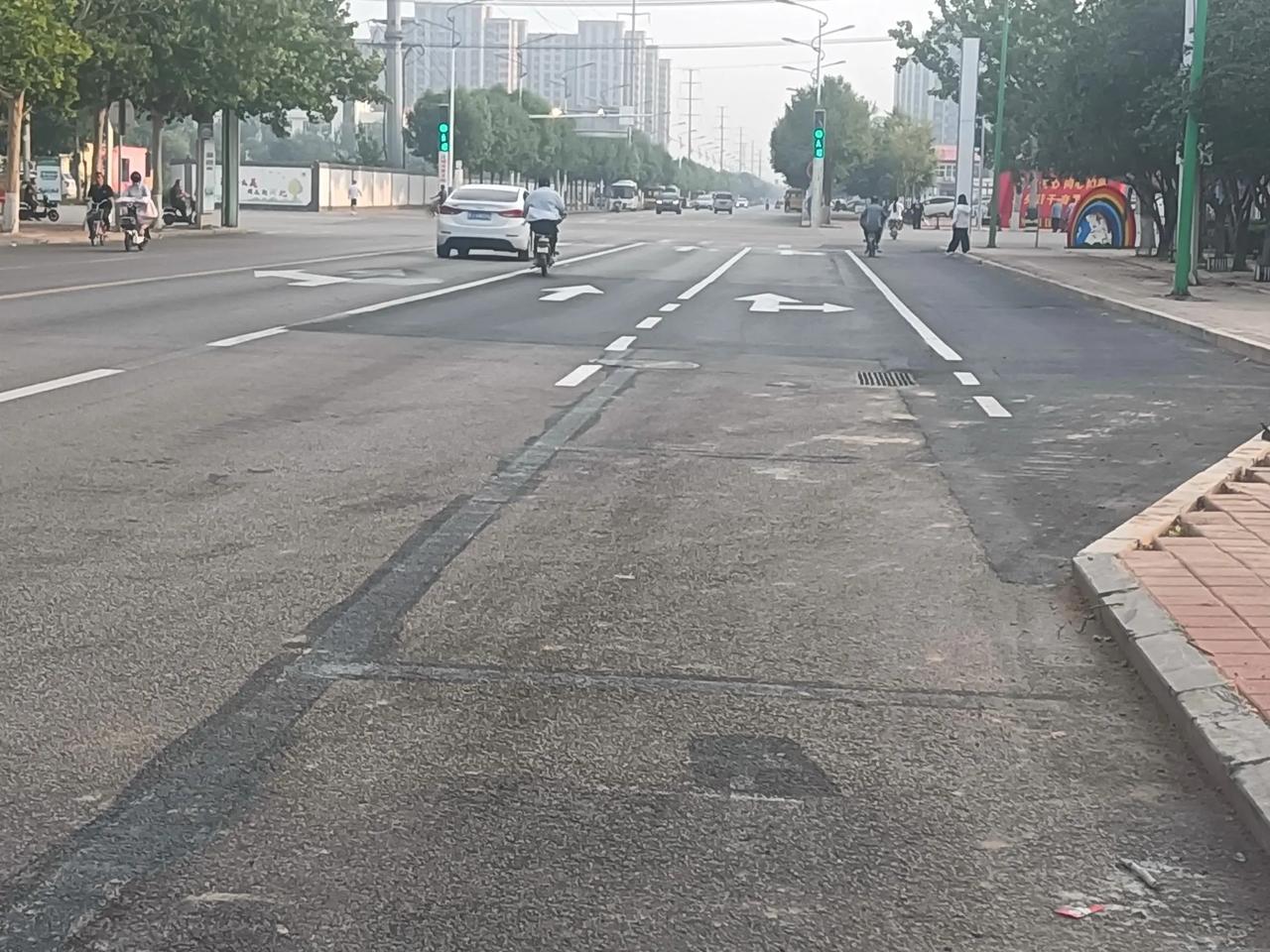最容易堵车的主要是解放路，第一个是解放路原四中路口，然后往东到师范门口一直到和新