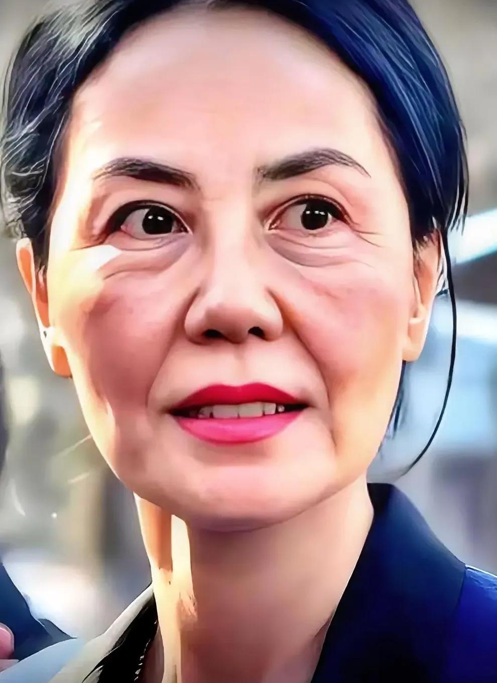 老了不可怕，皮肤松弛不可怕，有皱纹也不可怕，怕的是没了往昔的优雅和温柔，王菲的眼