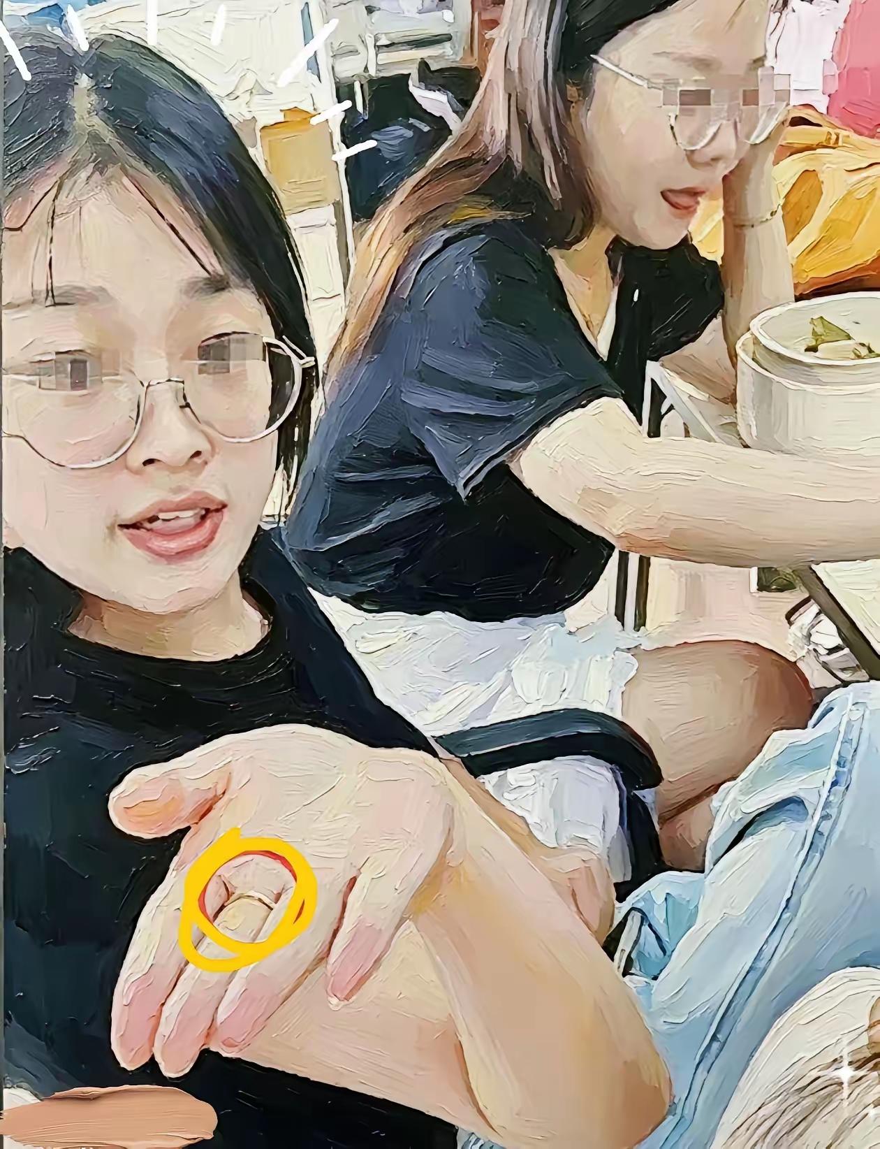 手戴订婚戒还当众耍无赖
谁娶这种媳妇真的要掂量掂量
大家仔细看白嫖姐伸出的这只手