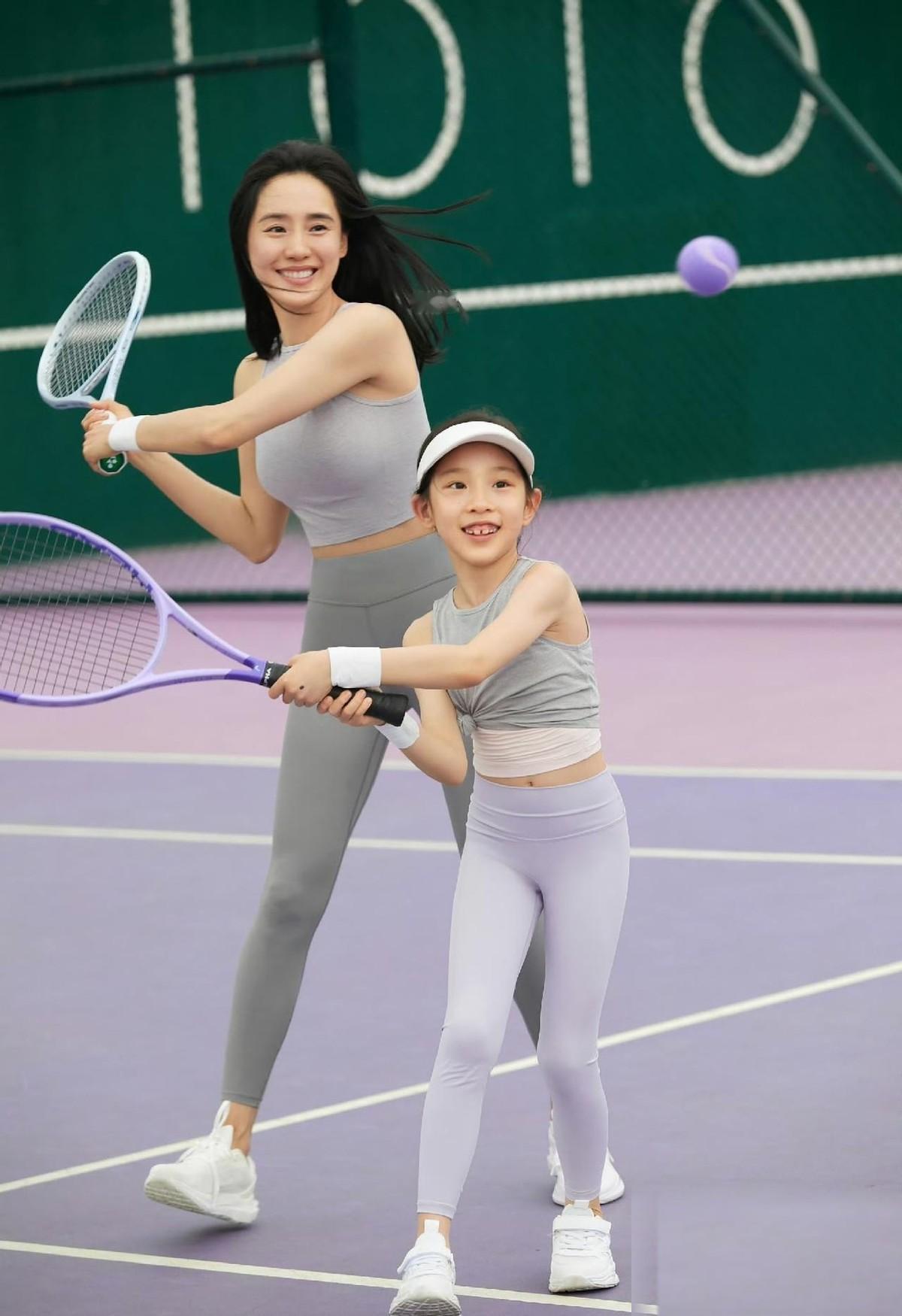 六一儿童节，演员王智与女儿亲子活动打网球。
在运动里享受陪伴，这个画面，比很多精