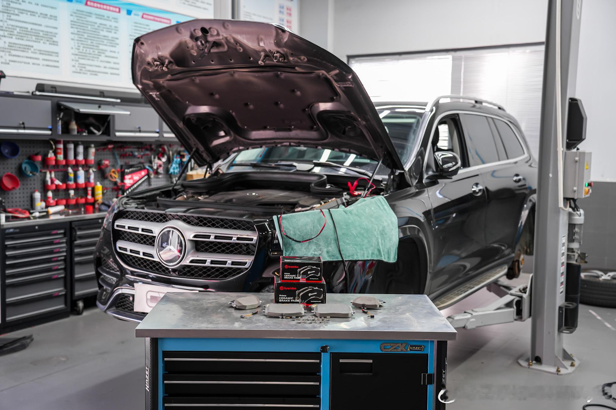 奔驰GLS｜常规保养·更换Brembo前后刹车片车辆到店先做底盘制动检查,前后刹
