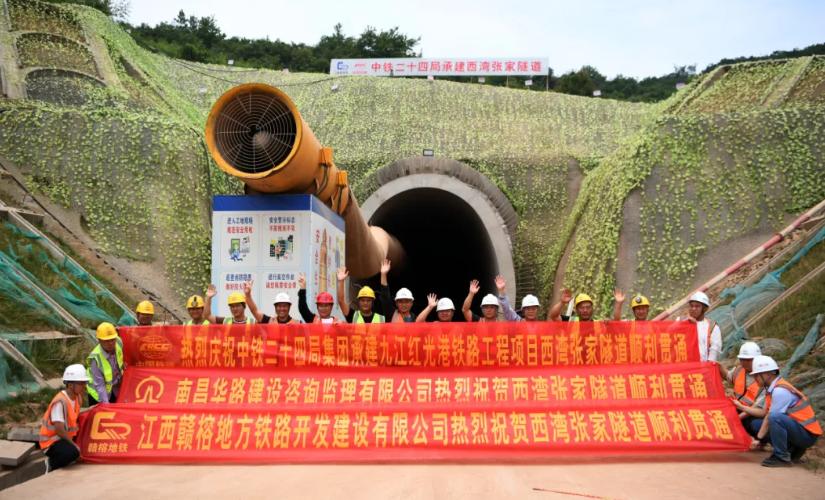 6月2日，一声爆破闷响之后，西湾张家隧道最后一层岩体被彻底破除。
这条全长仅53