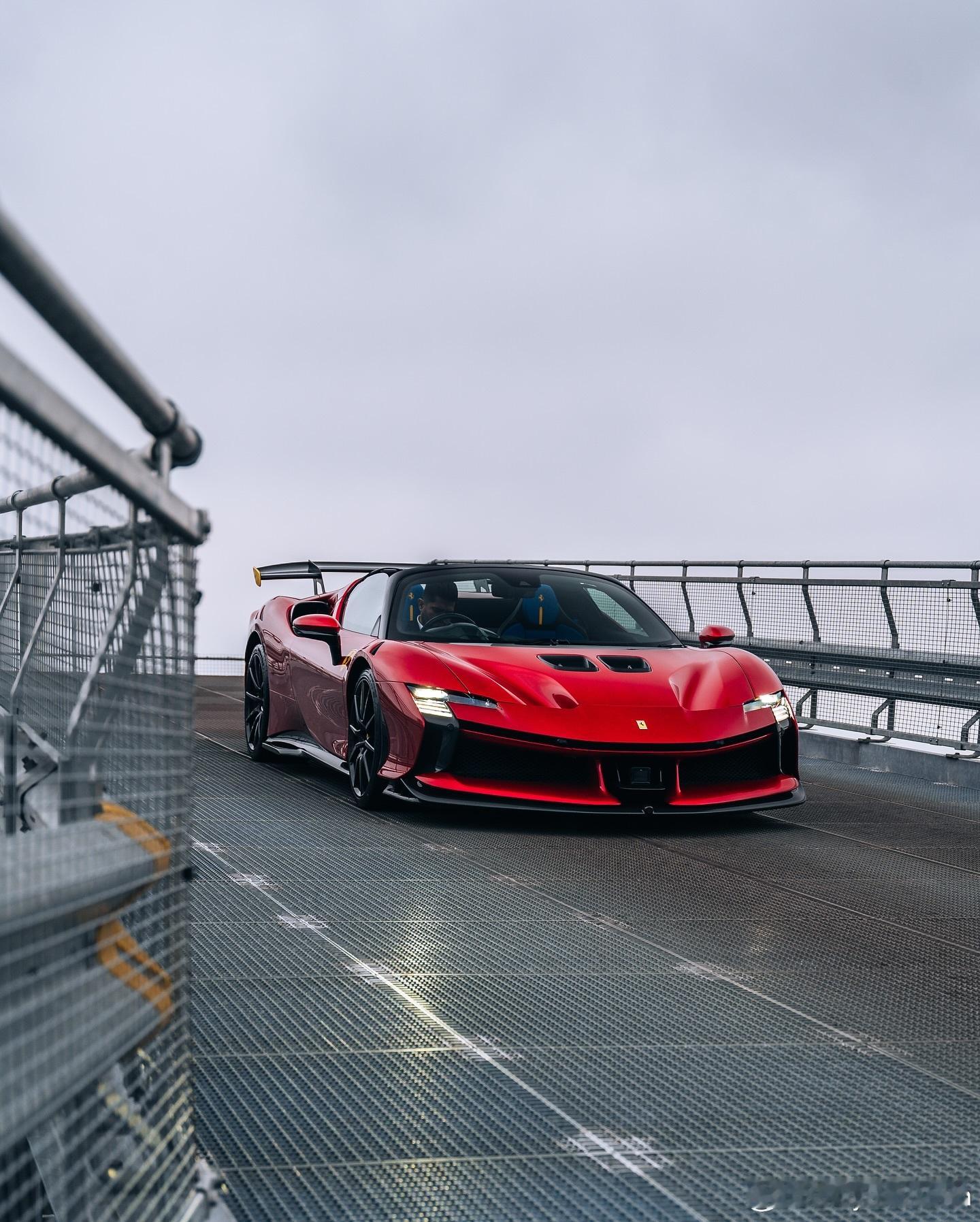 外观配色为Rosso Magma，尾翼的薄边以及两侧选择了黄色细节点缀，内饰则为