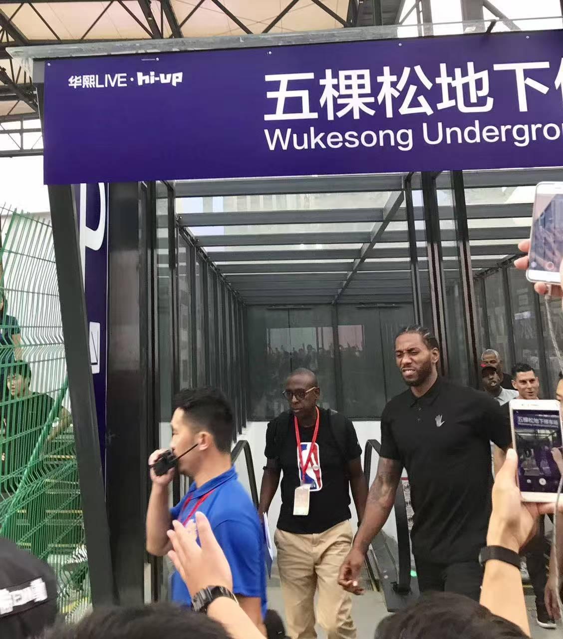 值得一提的是，伦纳德上次中国行的时候我去看热闹了，拍下了这么一张照片，2017年