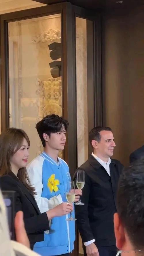 杜华这个老板娘是真好啊，走到哪儿都忘不了带着王一博，耶啵也是真争气，从十三岁路人